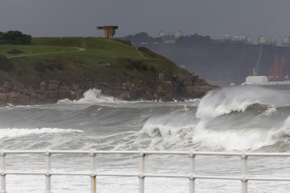 Las imágenes del temporal en Gijón.