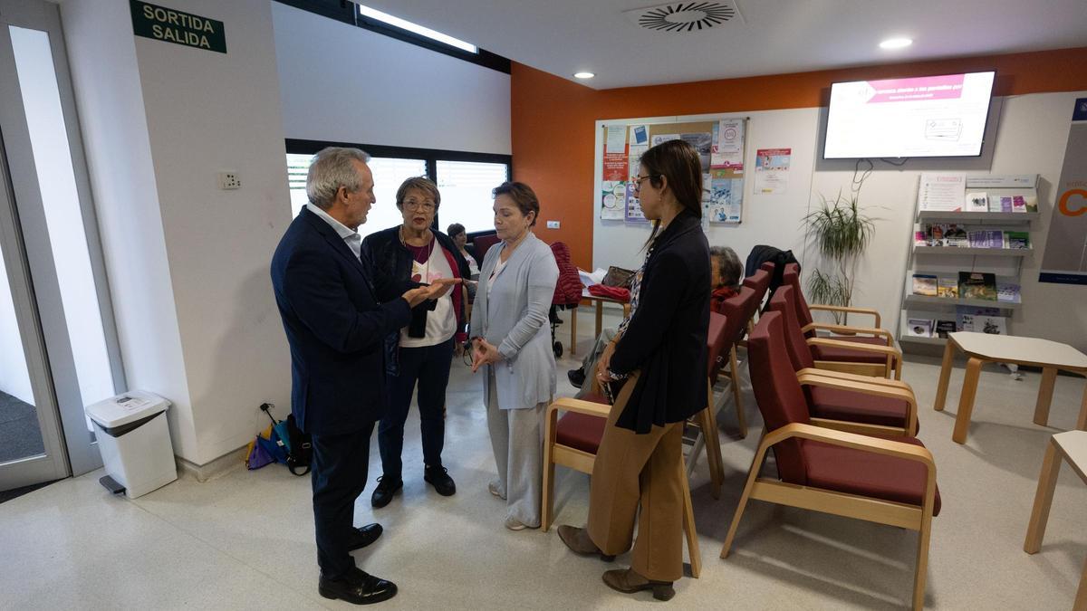 Enrique Garcerán junto a Vicky Ferrazzano, Mari Carmen Gutiérrez y Judith Frías.