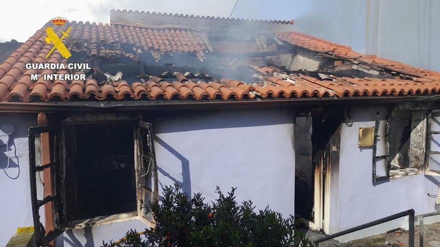 Dos guardias civiles, un voluntario y una mujer, heridos en un incendio en una casa en Malpica