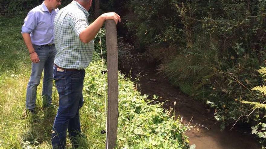 Brutal vertido de residuales del polígono de Espíritu Santo a un río que llega a O Burgo