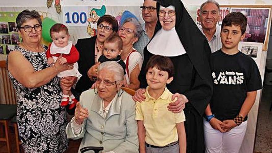 Adoración con una religiosa, hijas y algunos de sus biznietos.