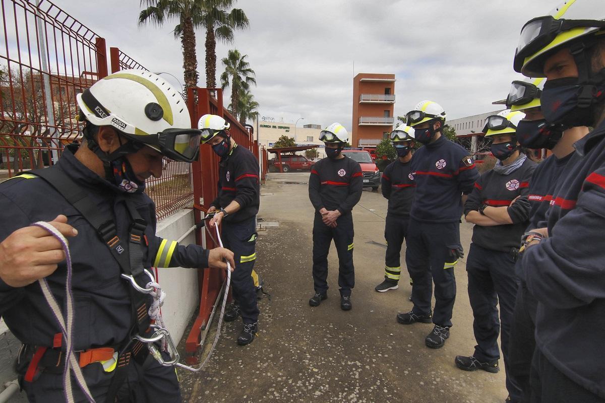 Los bomberos del SEIS de Córdoba incorporan a las dos primeras mujeres en la próxima promoción