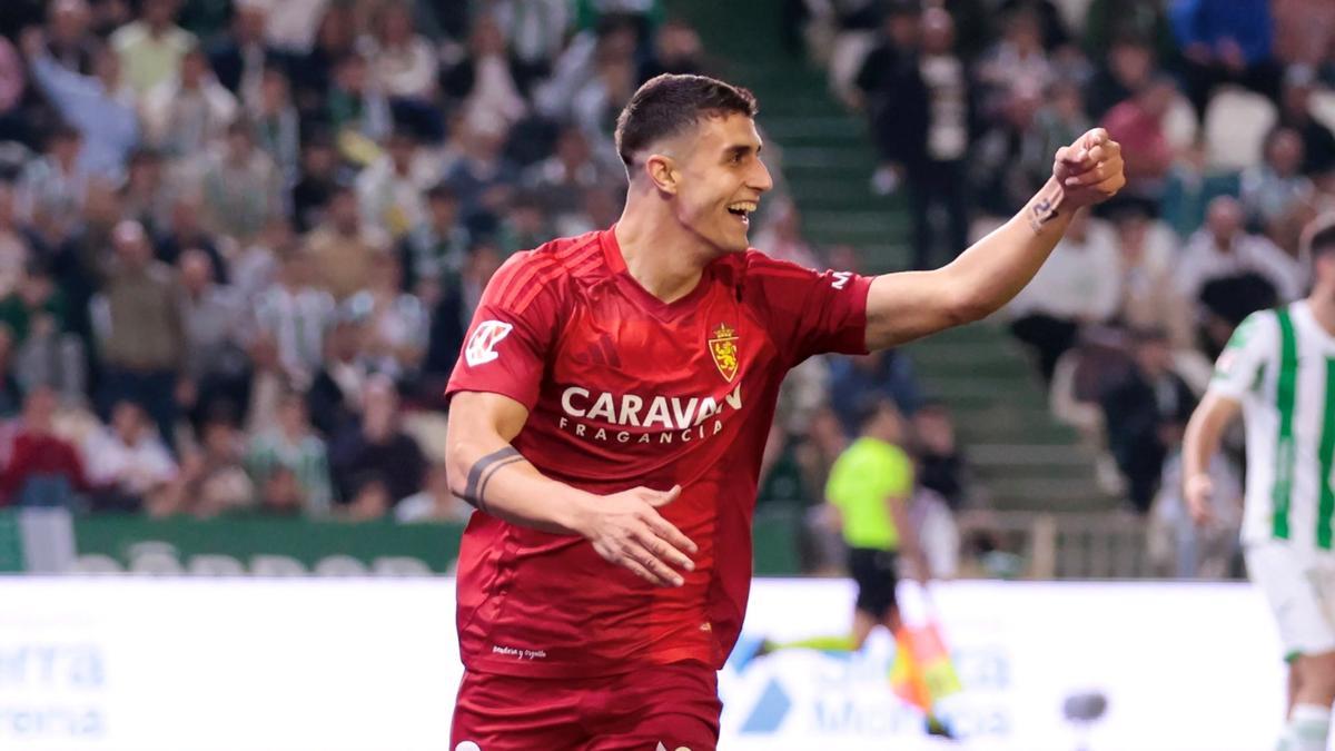 Marcos Luna celebra el segundo tanto marcado por el Real Zaragoza en el Nuevo Arcángel de Córdoba.