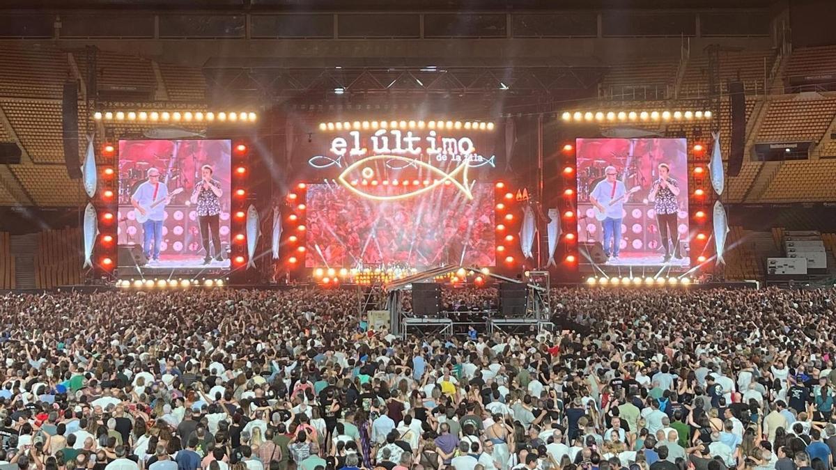 El Último de la Fila durante su concierto en el Estadio de La Cartuja.