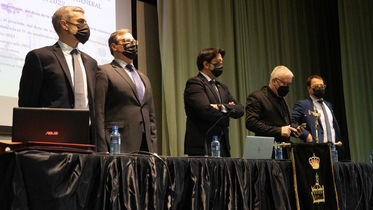 Junta Directiva del Santo Entierro durante la asamblea celebrada esta mañana.