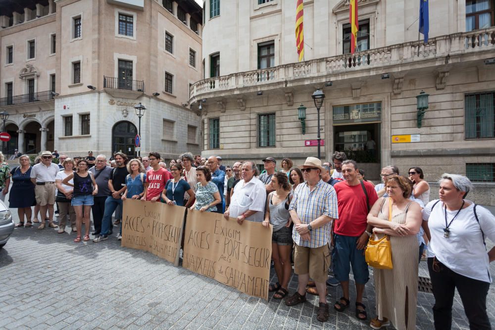 Manos alzadas en Palma para la acogida de refugiados del Open Arms y el Ocean Viking