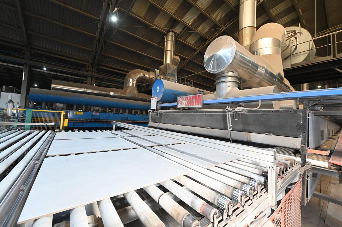 Producción de cerámica en una industria de Castellón.