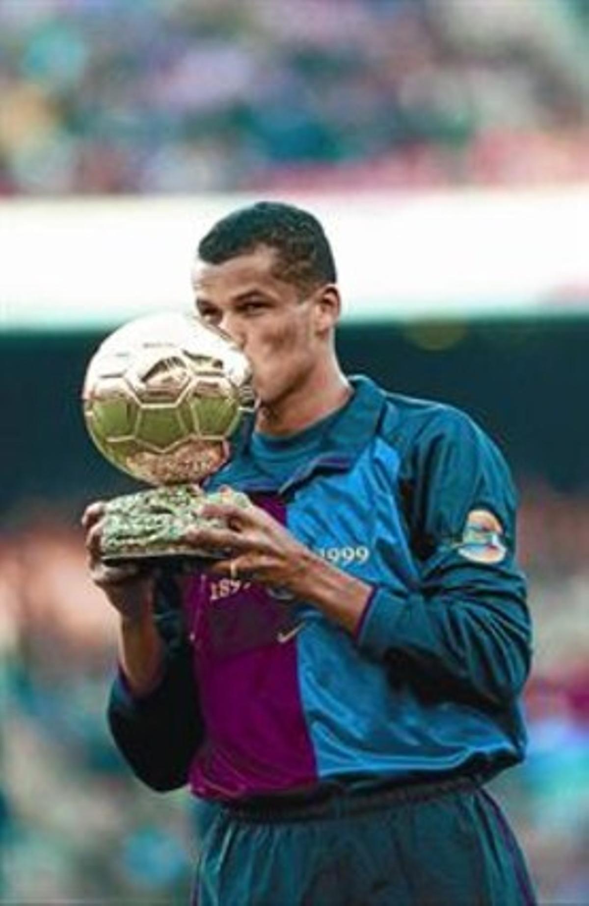 Rivaldo besa el Balón de Oro que ofreció a la afición en el Camp Nou, en enero del 2000.