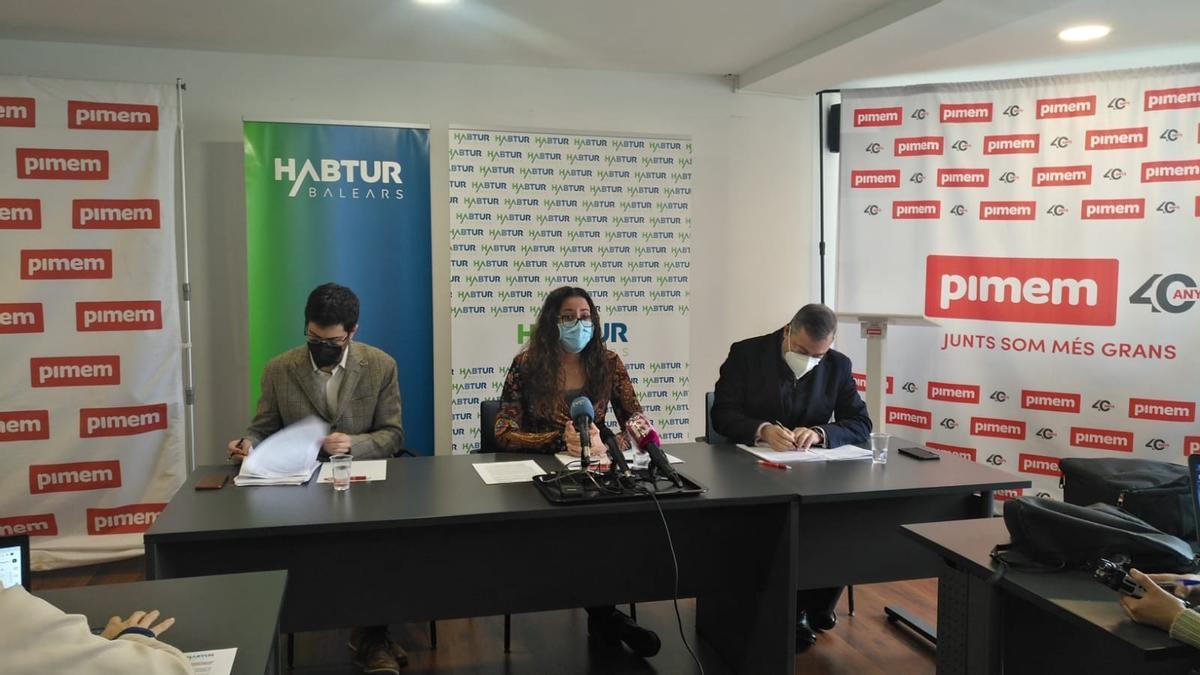 Jaime López, Maria Gibert, gerente de Habtur, y Javier Blas, en la rueda de prensa.