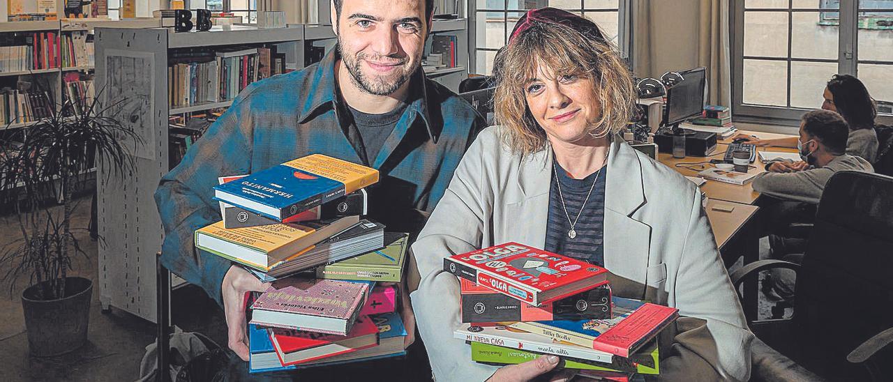 Jan Martí y Alice Incontrada, rodeados de libros en su editorial, Blackie Books.