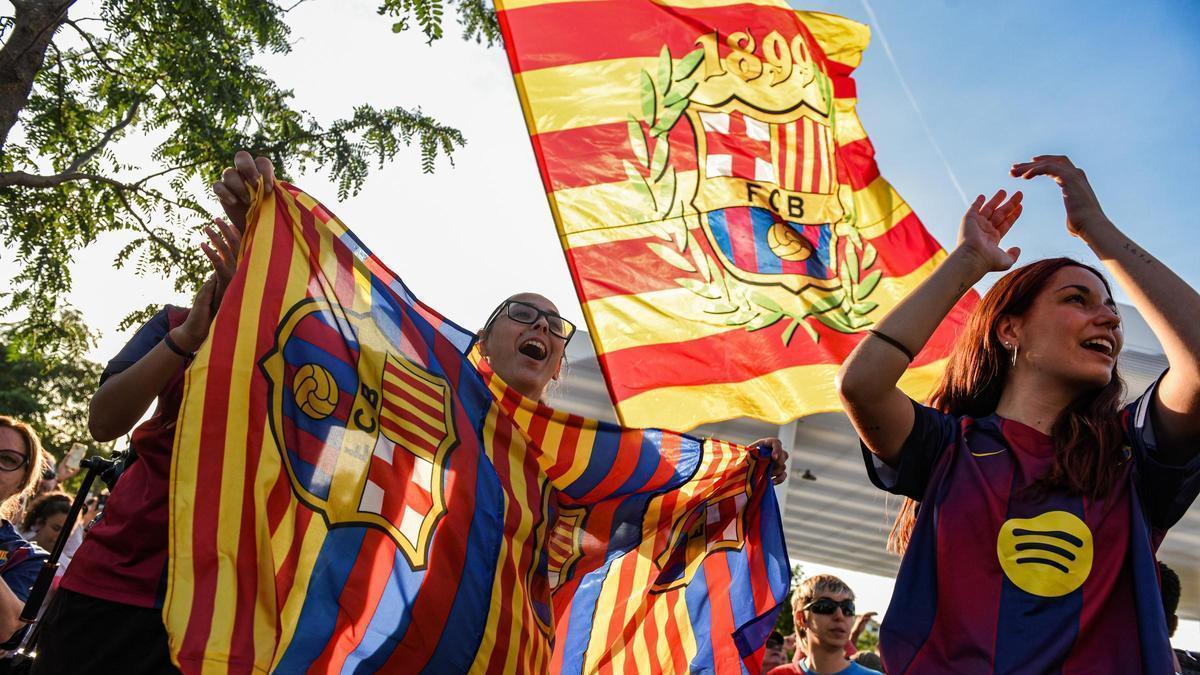 CELEBRACIÓN AFICIÓN BARÇA | Así fue la celebración de la afición del FC Barcelona tras la conquista de la Champions femenina