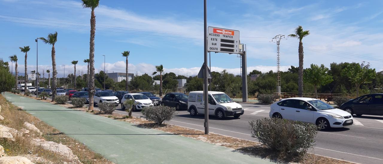 Una larga cola de vehículos, ayer, en el tramo en el que se ha cortado uno de los carriles de la avenida Beniardá para entrar a Benidorm.