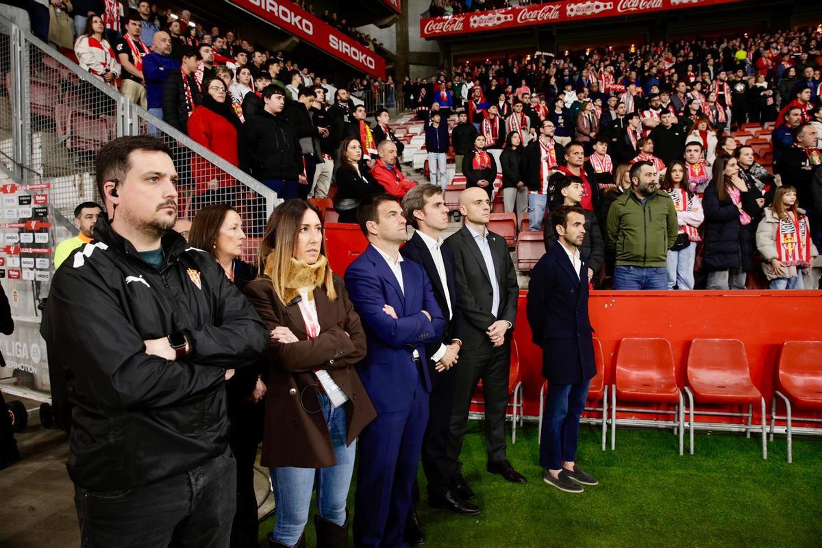 Directivos y personal del sporting, durante el minuto de silencio.