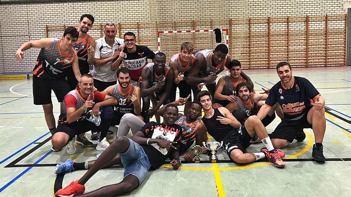 El equipo celebra su victoria. | Cedida