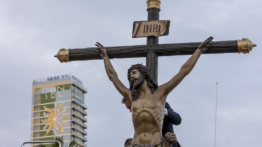 Masiva asistencia al Vía Crucis del Cristo del Mar en la víspera de la Semana Santa en Alicante