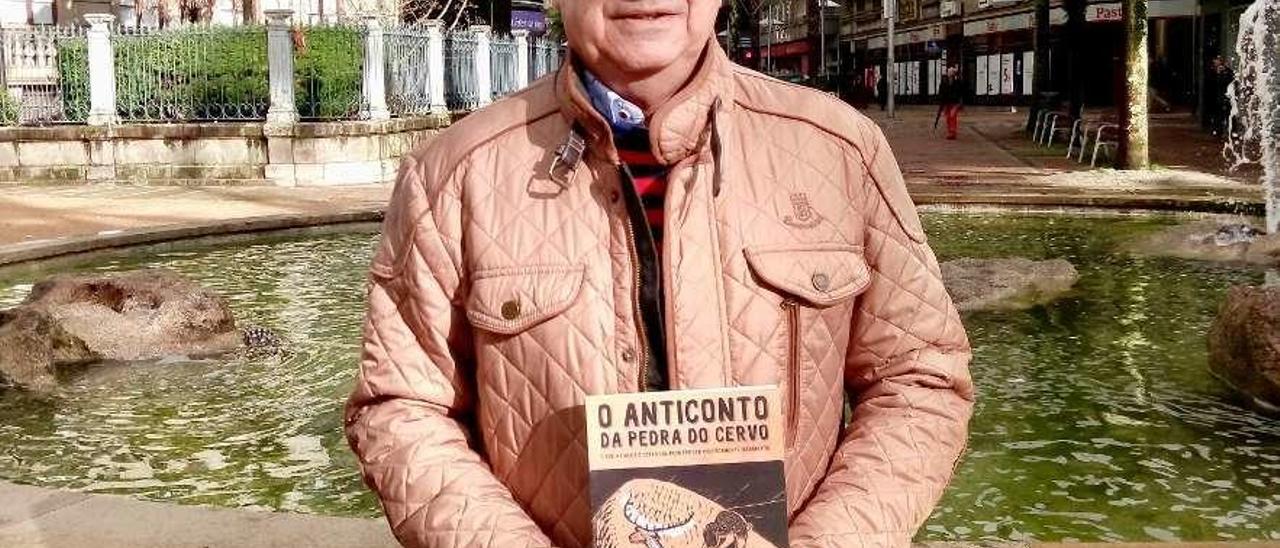 Buenaventura Aparicio con un ejemplar de su nuevo libro, en los jardines de Las Palmeras. // R.V.