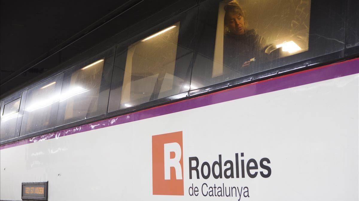 Un tren de Rodalies, a su paso por Barcelona.