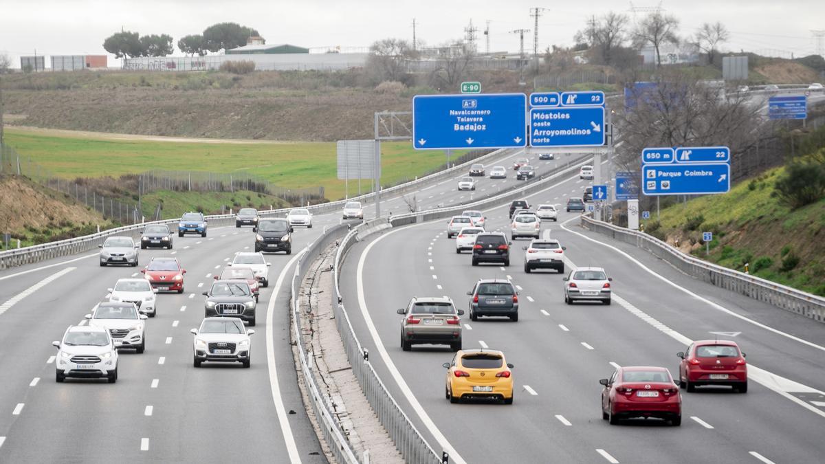 Varios coches circulan por la autovía del Suroeste, A-5, a 8 de enero de 2023, en Madrid.