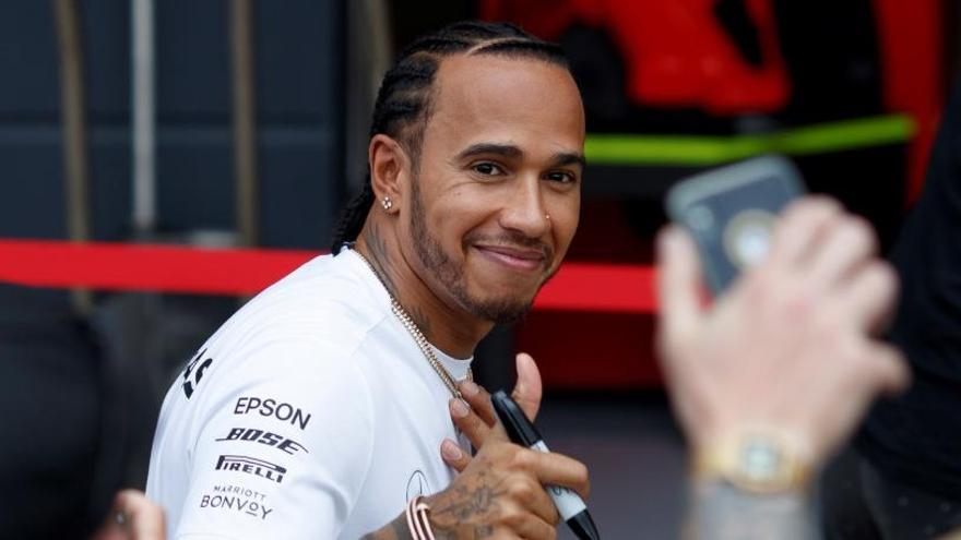 Hamilton, a su llegada a Silverstone.