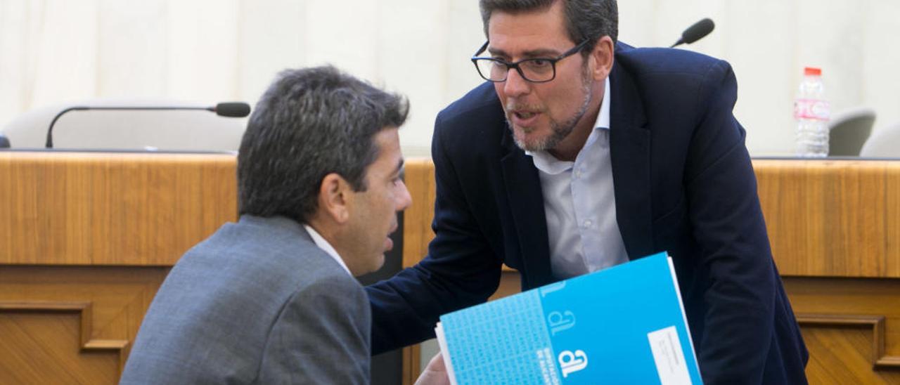 Carlos Mazón y el diputado de Ciudadanos Javier Gutiérrez, ayer en el pleno provincial.