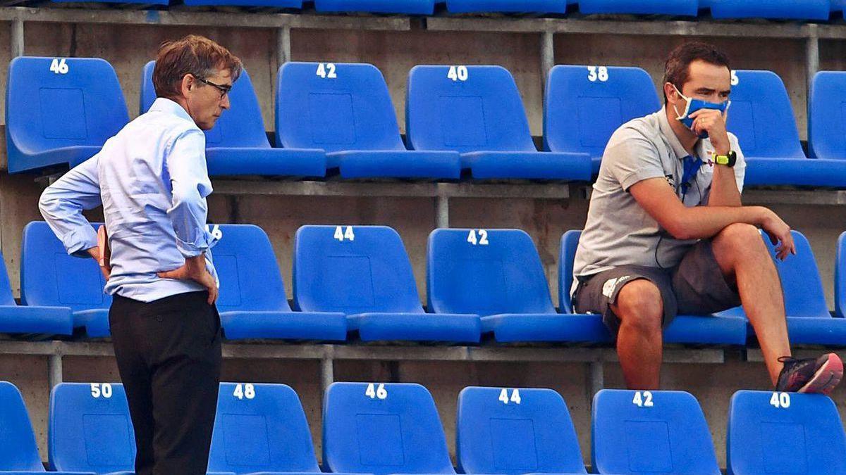 Fernando Vázquez, de pie en la grada, junto al analista David Sánchez, ayer en Riazor.