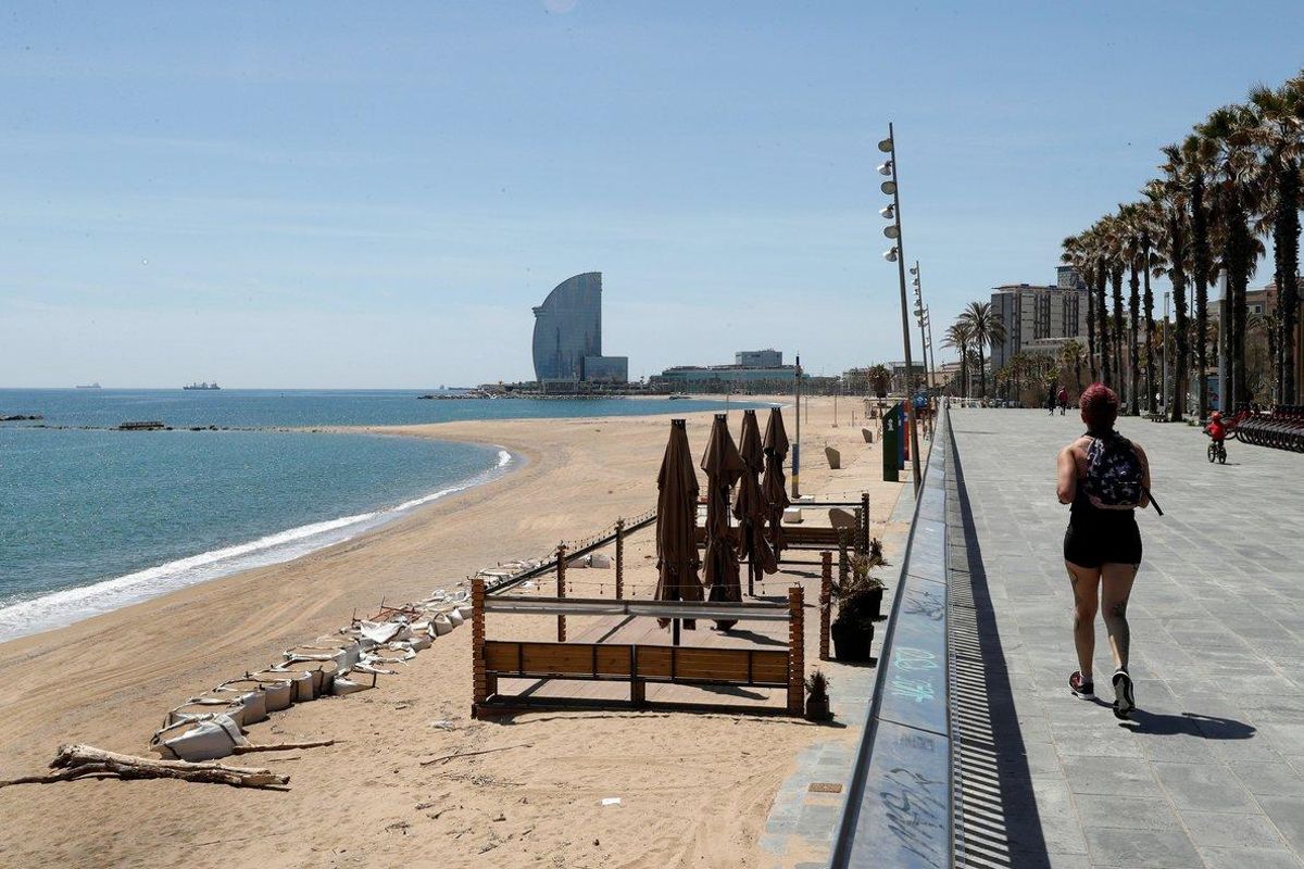 GRAFCAT6053. BARCELONA, 06/05/2020.- Vista de la playa de Barcelona, este miércoles, quincuagésimo tercer día del estado de alarma decretado por el Gobierno debido a la crisis sanitaria de la COVID-19. EFE/Toni Albir