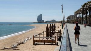 GRAFCAT6053. BARCELONA, 06/05/2020.- Vista de la playa de Barcelona, este miércoles, quincuagésimo tercer día del estado de alarma decretado por el Gobierno debido a la crisis sanitaria de la COVID-19. EFE/Toni Albir