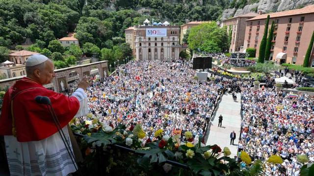 El papa Lleó XIV saluda els pelegrins a la plaça del monestir de Montserrat des del balcó de la façana de l’abadia. | SIMONE RISOLUTI / VATICAN MEDIA VIA AFP