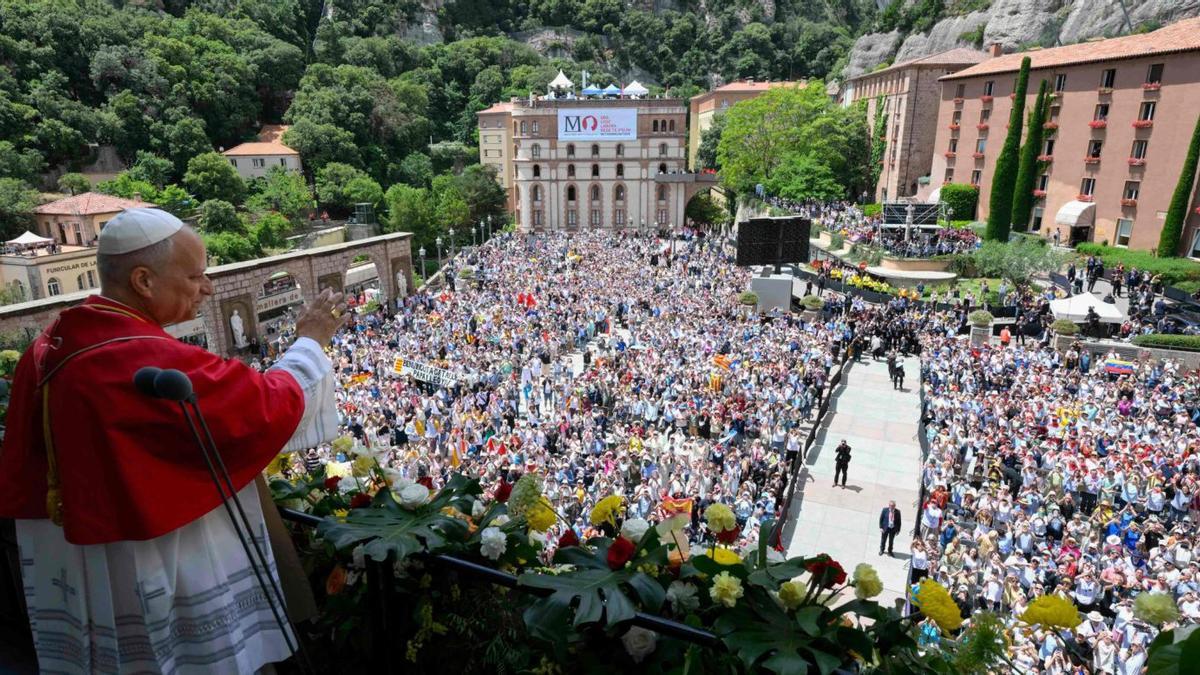 El papa Lleó XIV saluda els pelegrins a la plaça del monestir de Montserrat des del balcó de la façana de l’abadia.