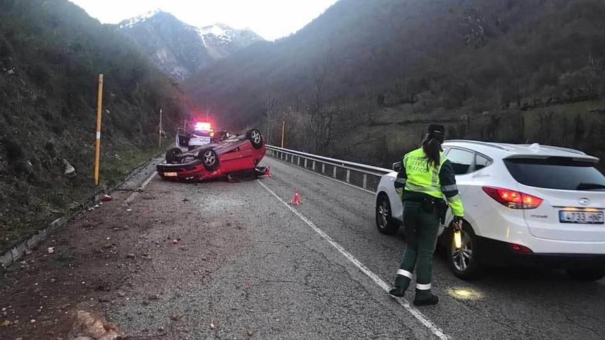 El vehículo accidentado al inicio de la subida a San Isidro.