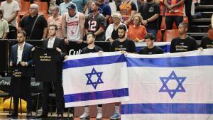 Los jugadores del Maccabi lucen sus camisetas con el mensaje traedlos de vuelta