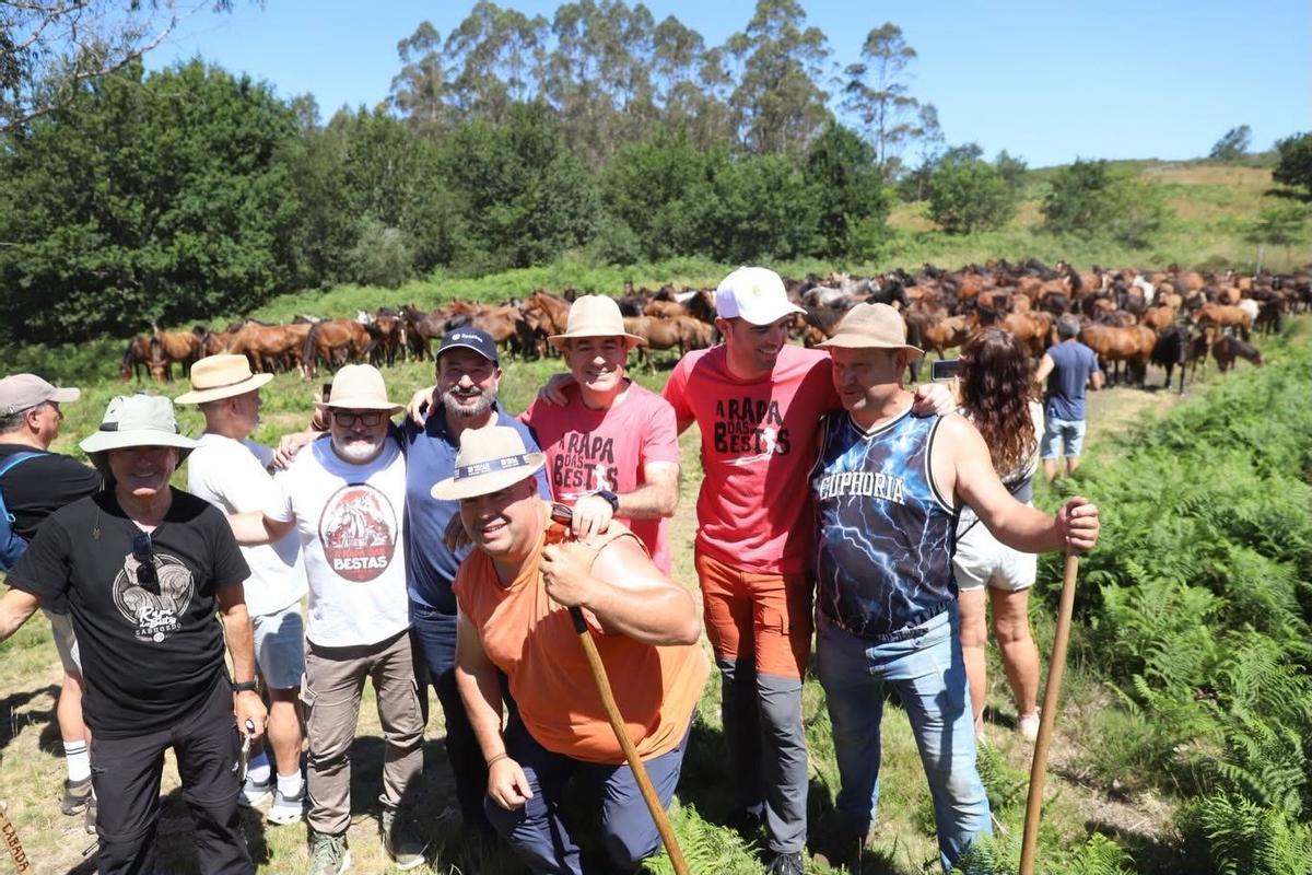 El conselleiro de Educación y el alcalde de A Estrada particiaron en la simbólica 'Baixa' en Sabucedo
