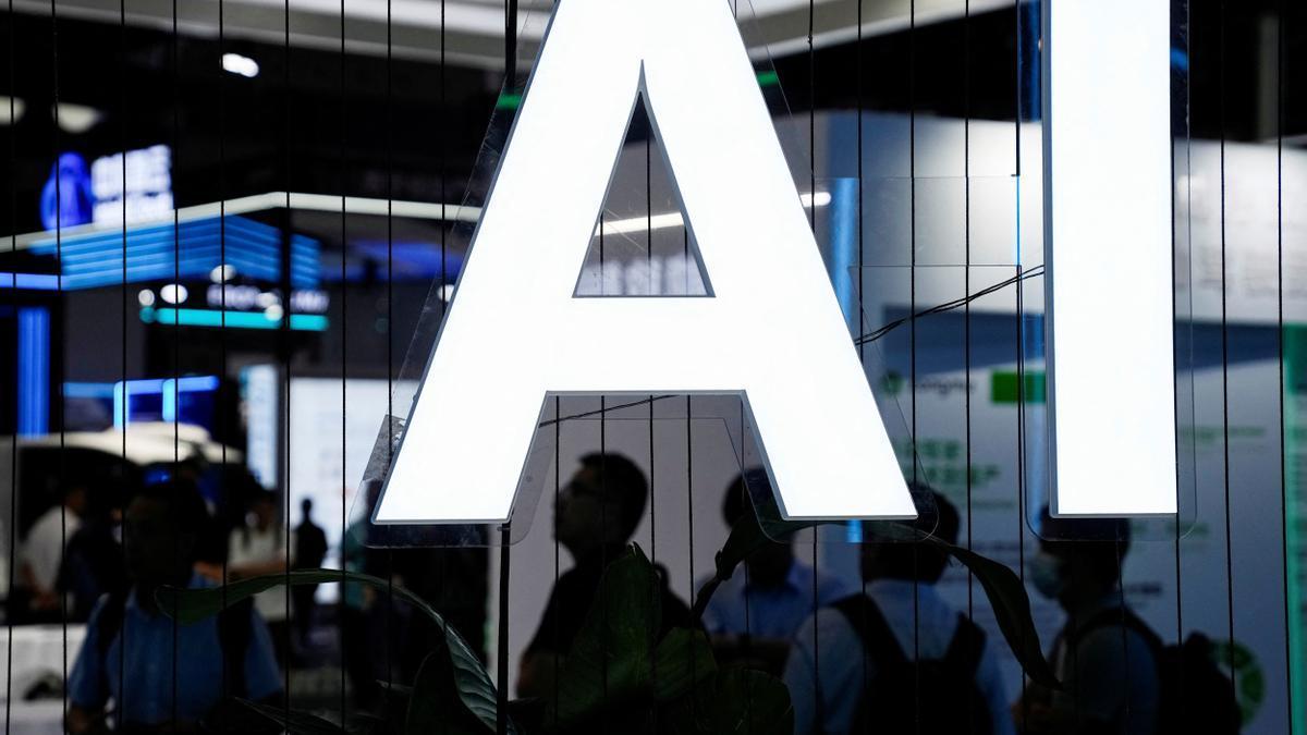 Un luminoso con las siglas de la IA en una feria tecnológica de Shanghai.