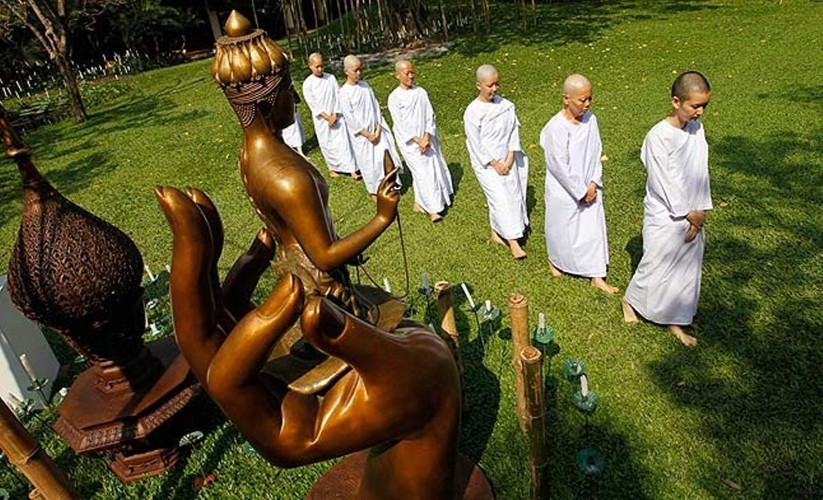 Monjos budistes caminen al jardí del centre de meditació Sathira-Dhammasathan a Bangkok. El centre, fundat el 1987, és una comunitat d’aprenentatge per a la pau i l’harmonia que té programes oberts a tota mena de persones.