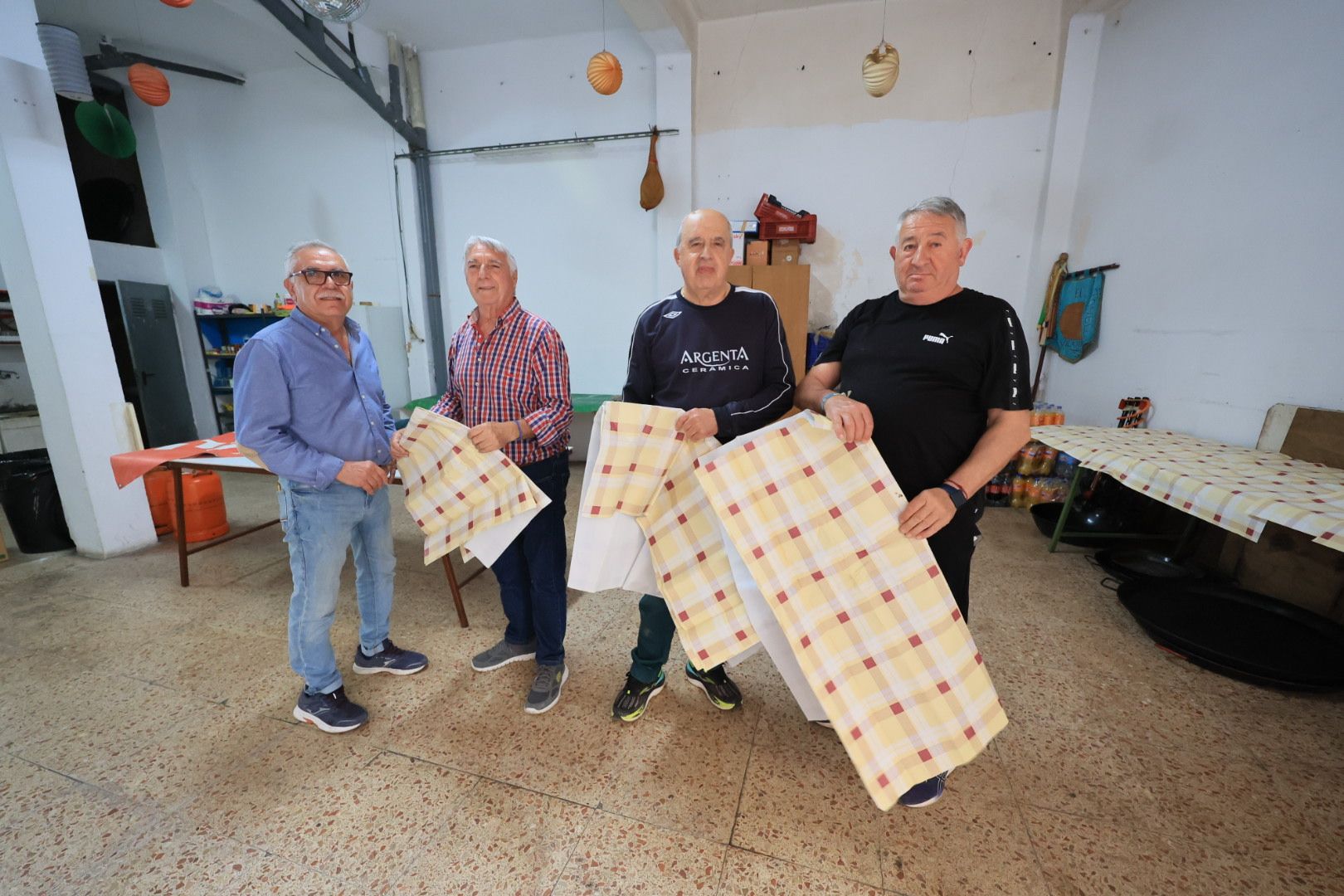 FOTOGALERÍA I Vecinos y peñas ultimas los preparativos de sus casals para las fiestas de Vila-real