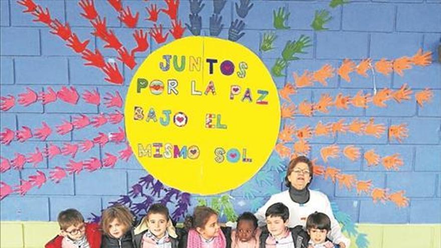 Los niños realizan un colorido sol de la paz