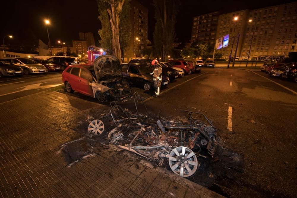 Un incendio calcina varios coches en el Campillín