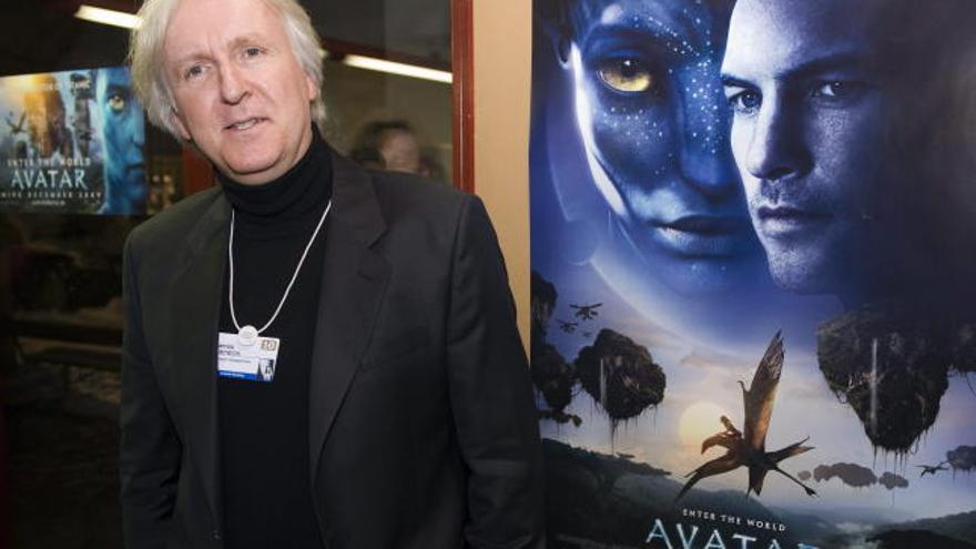 James Cameron, ante el cartel de &#039;Avatar&#039;.