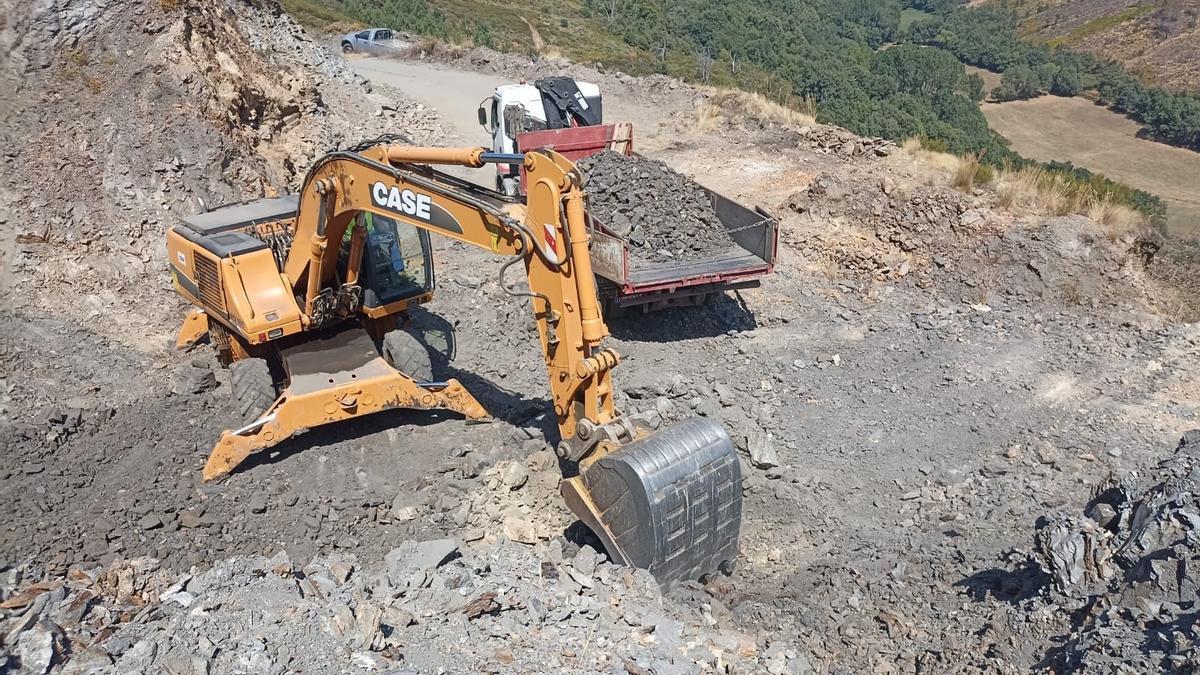 Retirada del material superficial en el yacimiento