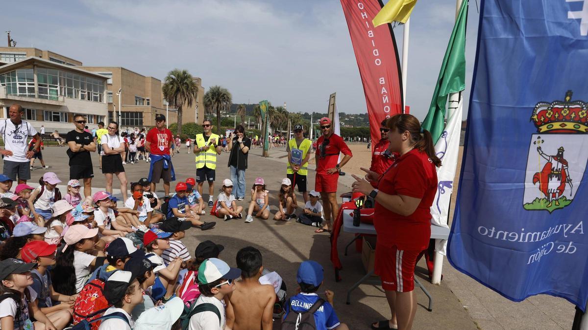 Los "guardianes del agua" inundan de entusiasmo la playa del Arbeyal