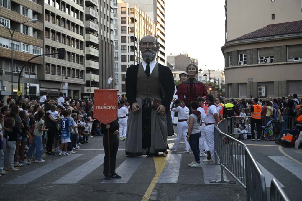 En imágenes | Primer día de las Fiestas del Pilar con las peñas y el pregón