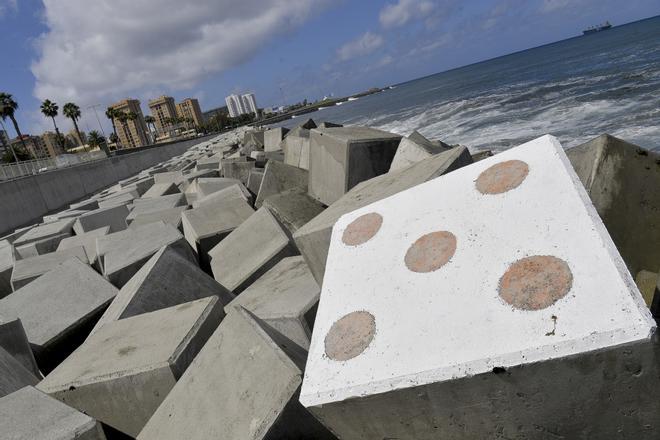 Cubos del rompeolas de la Avenida Marítima