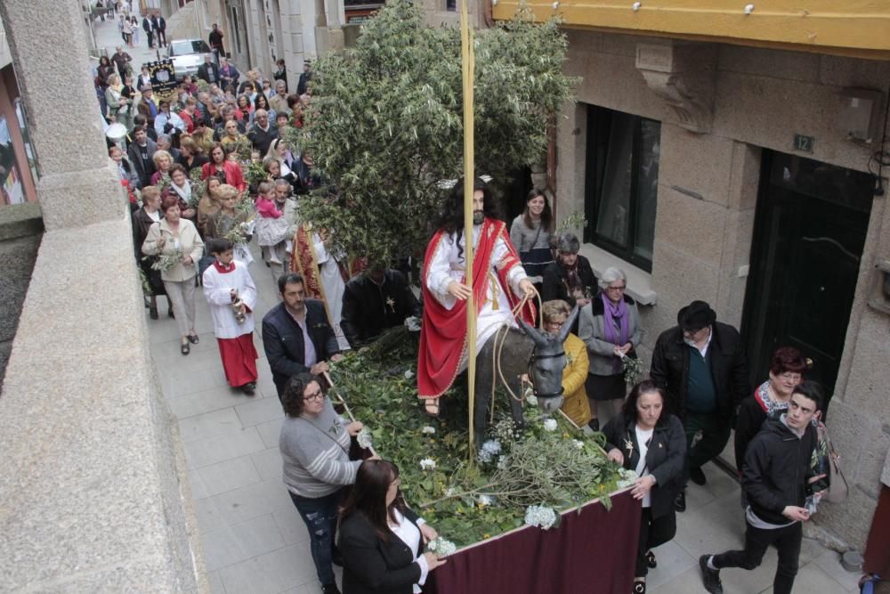 La procesión de "La Borriquilla" abre la Semana Santa en Cangas. // S. Álvarez