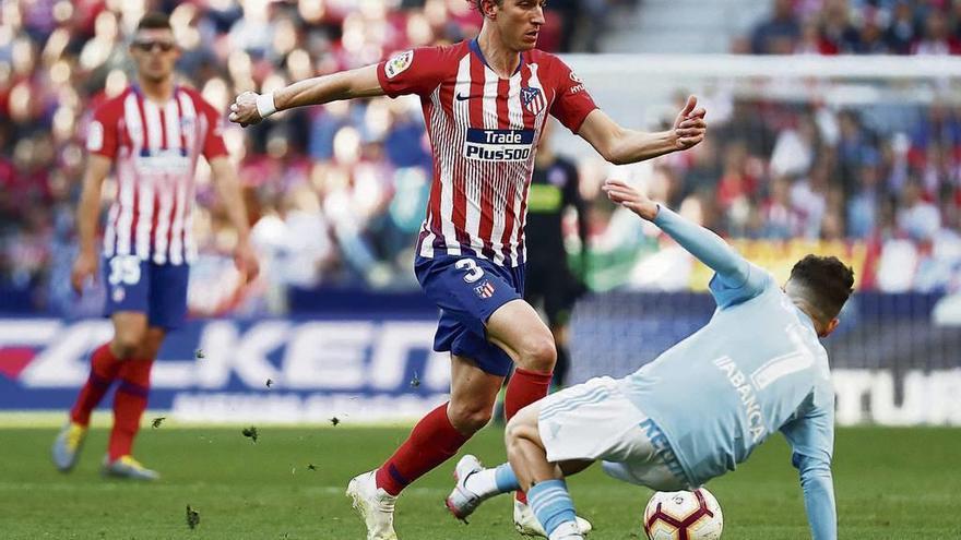 Emre Mor, de espaldas, disputa un balón al colchonero Filipe Luiz durante la última visita del Celta al Wanda Metropolitano. // Reuters