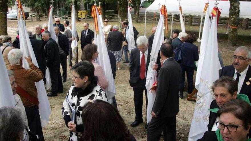 Tras la recepción de banderas, en la &#039;carballeira&#039;, se celebró la procesión. // Bernabé/Luismy