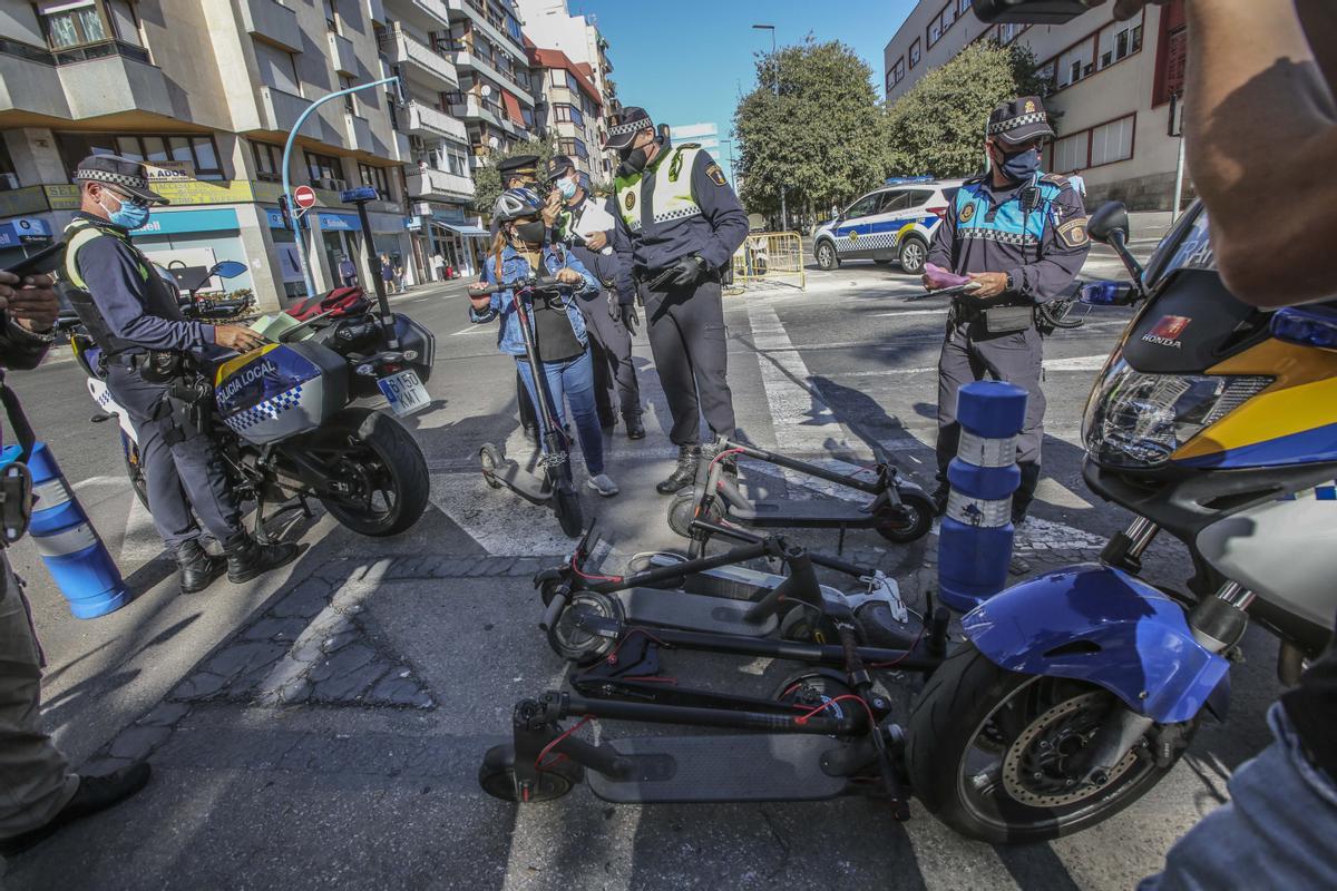 Primeras multas en Alicante a usuarios de patinetes por incumplir la ordenanza Primeras multas en Alicante a usuarios de patinetes por incumplir la ordenanza