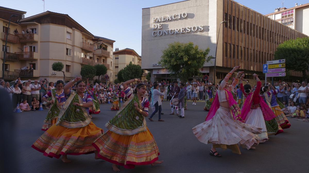 Jaca ha acogido este miércoles por la tarde el desfile inaugural del Festival Folklórico de los Pirineos, en el que participaron 19 grupos de doce países.