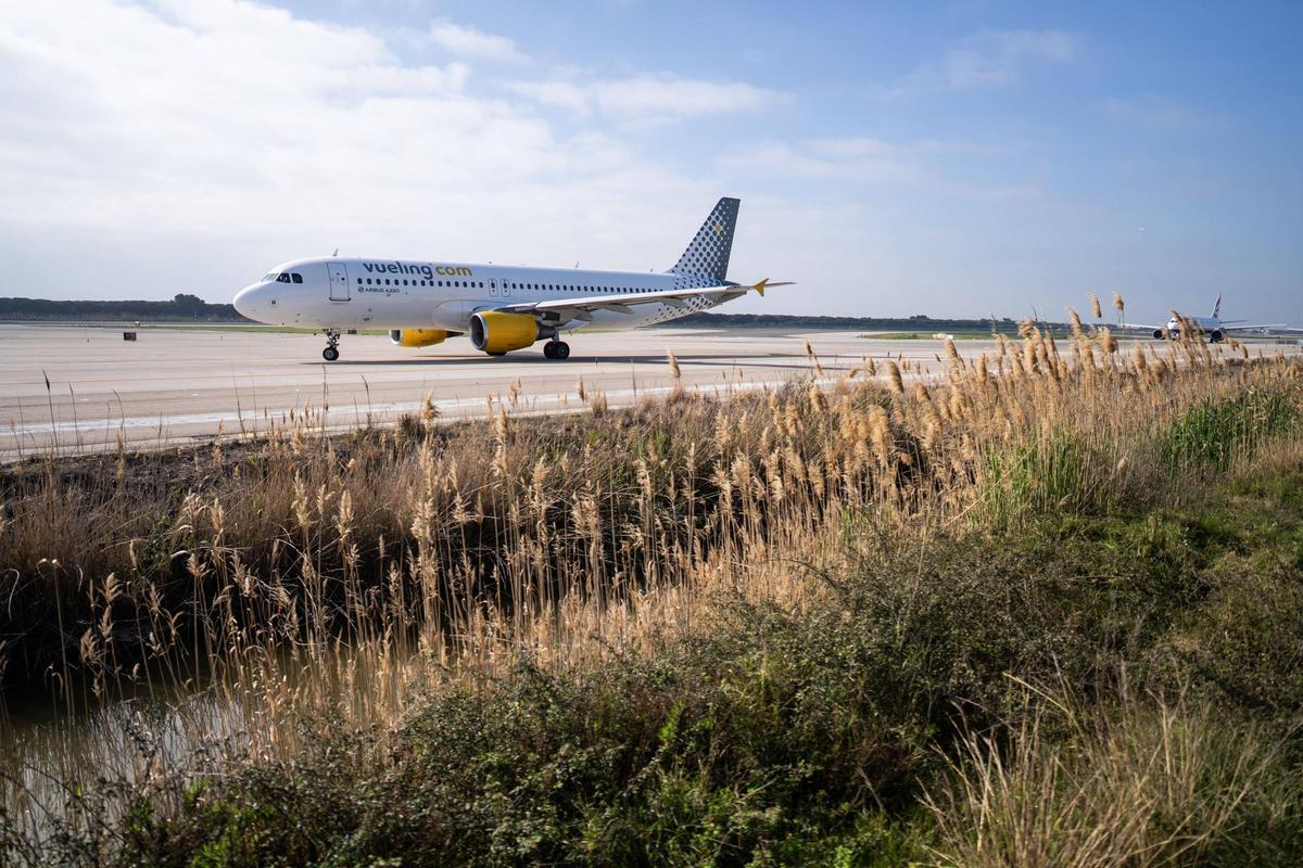 El aeropuerto de Barcelona-El Prat no se espera a la ampliación: renovará el asfalto de la pista del mar, construirá nuevos carriles y modernizará instalaciones.