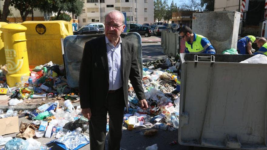 El alcalde ha sido testigo de la recogida de basura en La Palmilla.