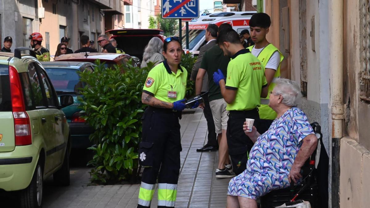 Los bomberos trabajan para asegurar la zona tras el derrumbe de una vivienda en Castelló